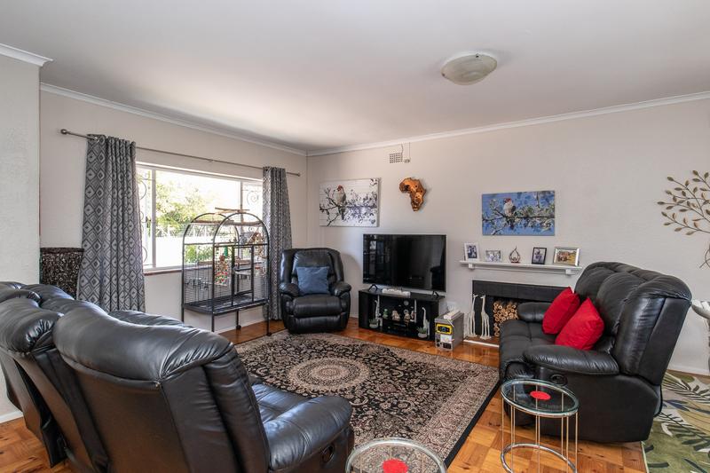 To Let 3 Bedroom Property for Rent in Meadowridge Western Cape